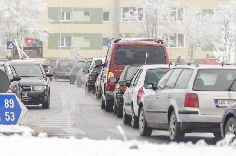 Hosszú kocsisorok Csíkszereda utcáin