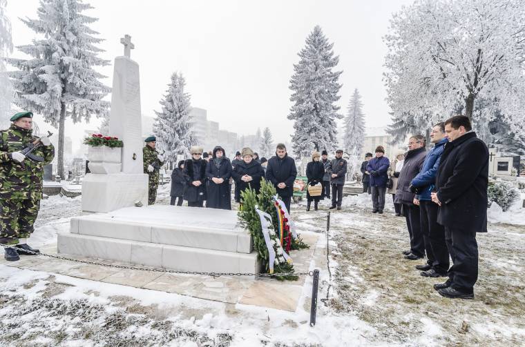 Megkoszorúzták a csíkszeredai kiskatona sírját