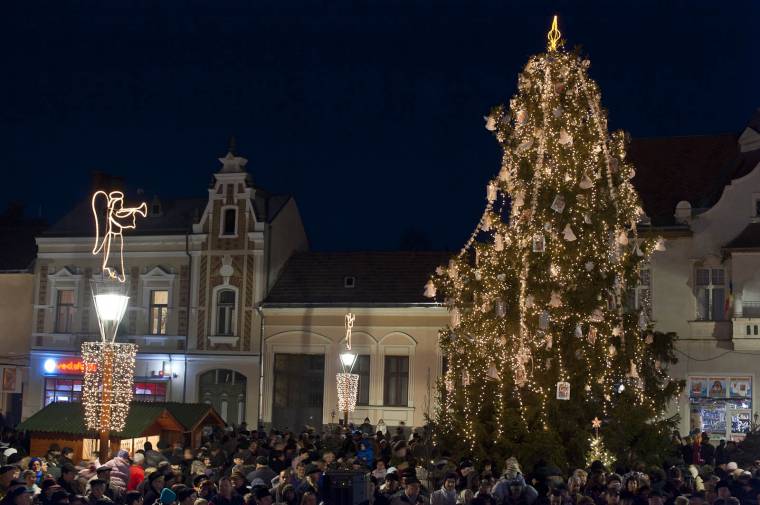 A hit fénye ragyogta be az ünneplőket