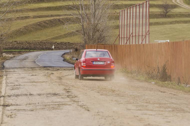 Megyei utakat újítanak fel
