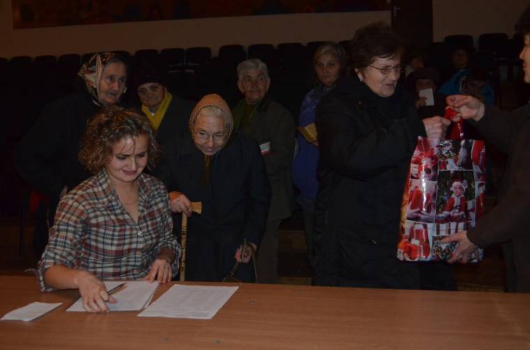 Kisdiákok köszöntötték a kisnyugdíjasokat