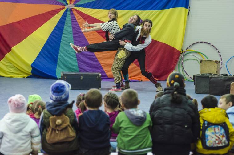 Mosolyt csalnak az arcokra