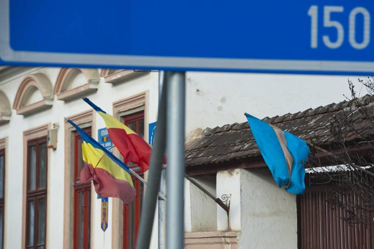Székely, lengyel, szlovák és magyar zászló eltávolítását „harcolta ki” alapfokon Tanasă
