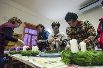 Újra adventi koszorúval örvendeztethetik meg önkéntesek az időseket