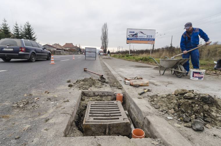 Szintre emelési munkák a Brassói úton