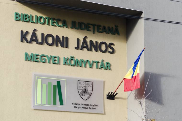 Kitűzték a román zászlót a könyvtárra