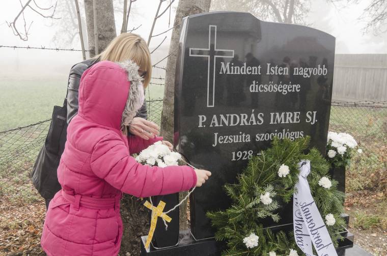 Az atya, aki mindig hazavágyott