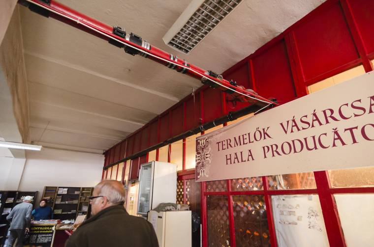 Javítgatások a csíkszeredai zöldségpiacnál