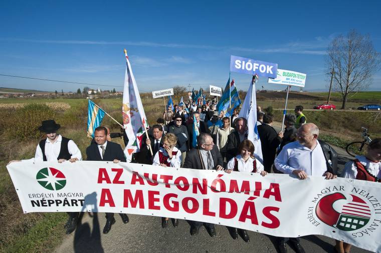 „Szédítő” menetelő tömeg Maksán is