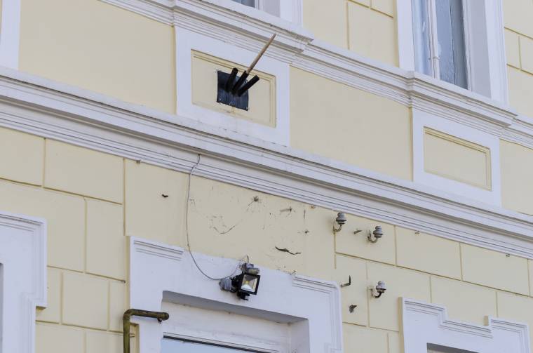 Zászlótépés és névtáblarongálás az iskolánál