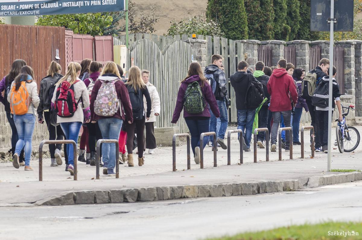 Az eddiginél 70 lejjel nagyobb havi támogatást kapnak a szociális ösztöndíjra jogosult diákok. Képünk illusztráció &bullet;  Fotó: Veres Nándor