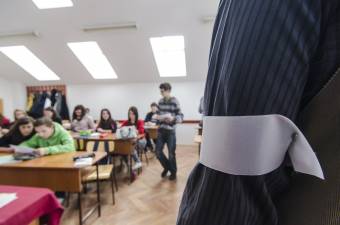 Nagy kérdés a tanügyben, hogy jár-e a plusz órákat vállaló  pedagógusoknak ételjegy