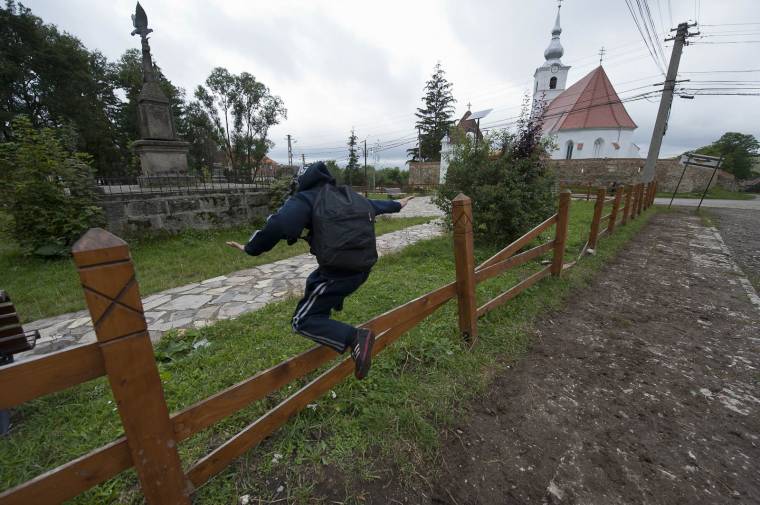 Kamerával figyelnék a parkot Alcsíkon