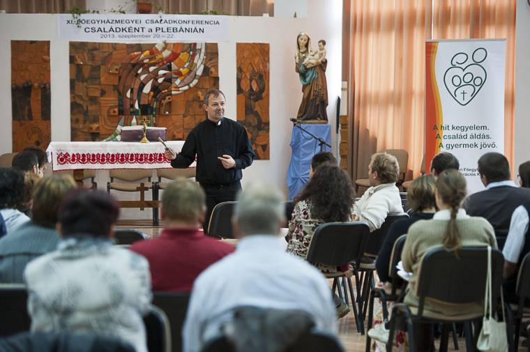 Kapcsolat plébánia és család között