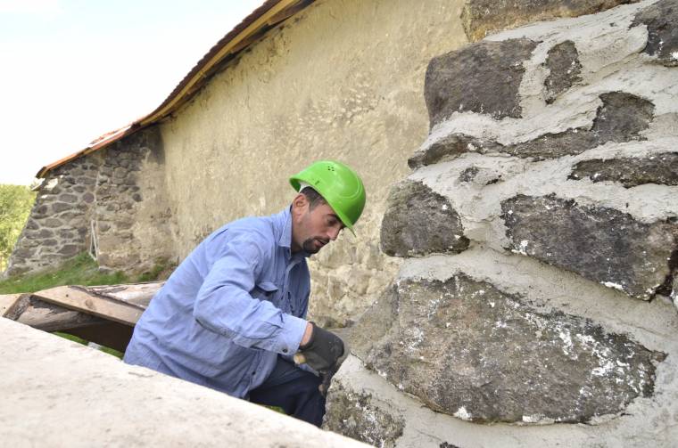 A csíkszentkirályi templom kőkerítését restaurálják