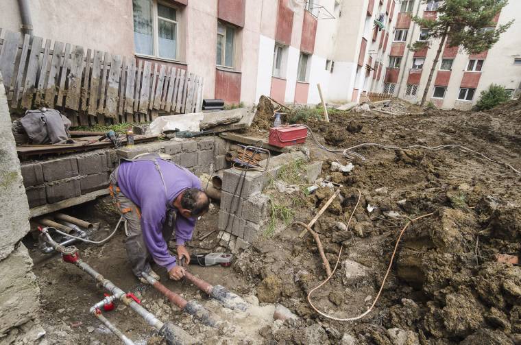 Új távhővezetékek, működő gázmotorok