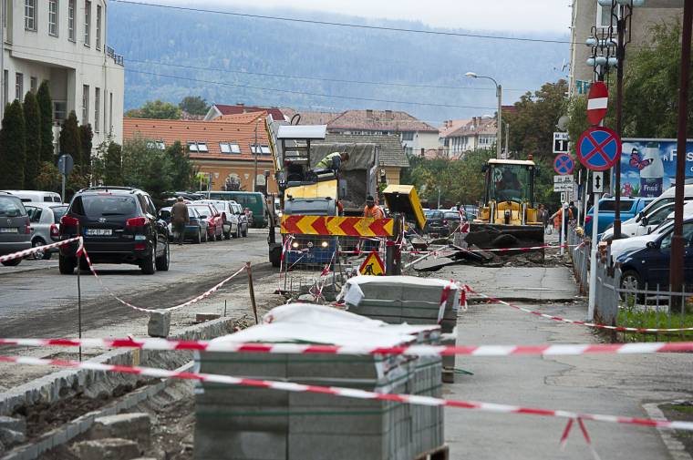 Hét új parkoló a Sapientiánál