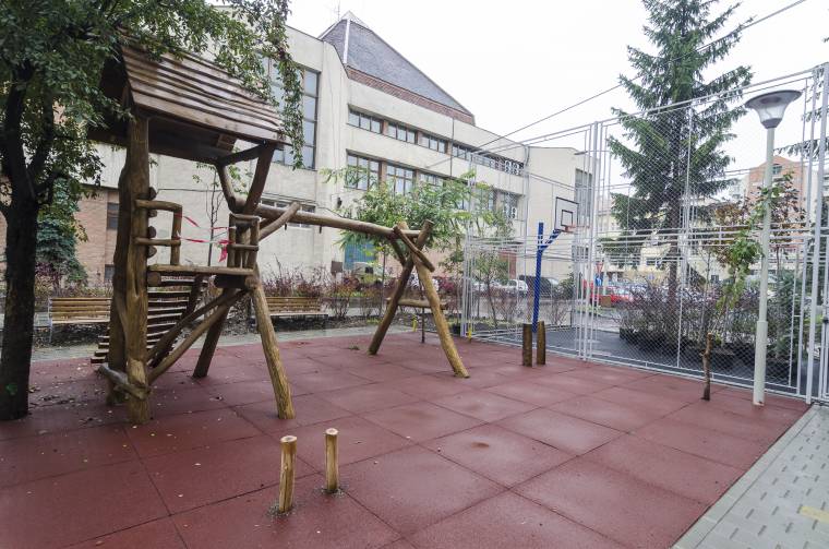 Játszótér a kosárlabdapálya mellé