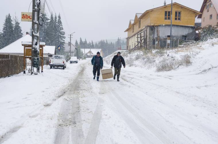 Eltakarítják a havat a hargitafürdői útról