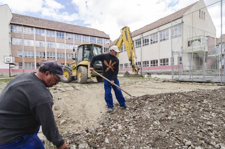 Játszótérnek készítik elő a terepet