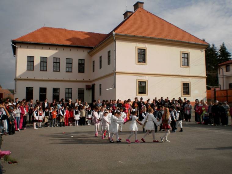 Meseországból a betűk világába