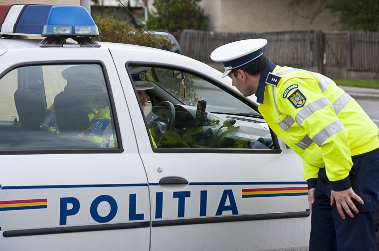 Biztonsági övet becsatolni, kihangosítót használni, alkoholt nem fogyasztani – autóvezetőket ellenőriz a rendőrség