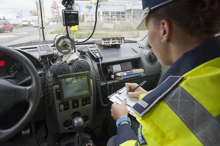 Képviselőház: táblákkal kell jelezni a sebességmérők jelenlétét az utakon
