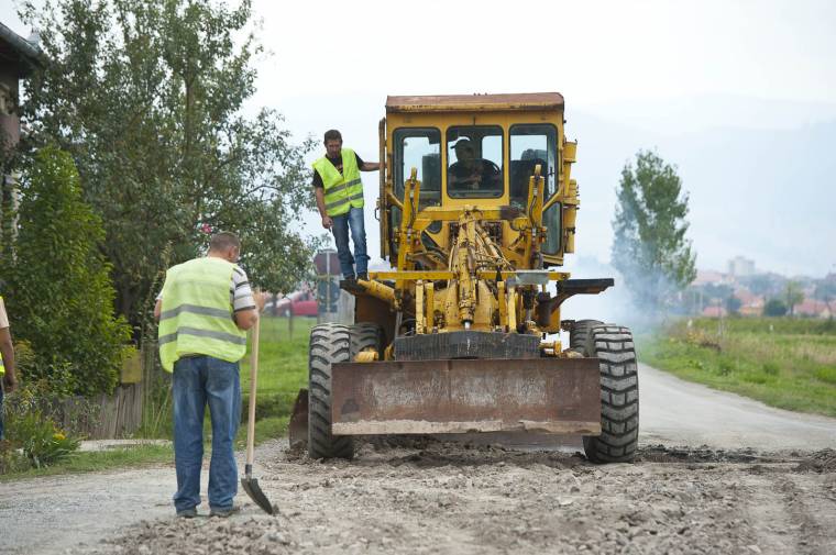 Dolgoznak az útfelújításon Pálfalván