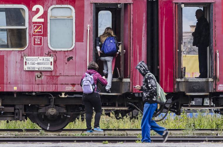 Áramütés ért egy sepsiszentgyörgyi fiút, aki felmászott a vonat tetejére