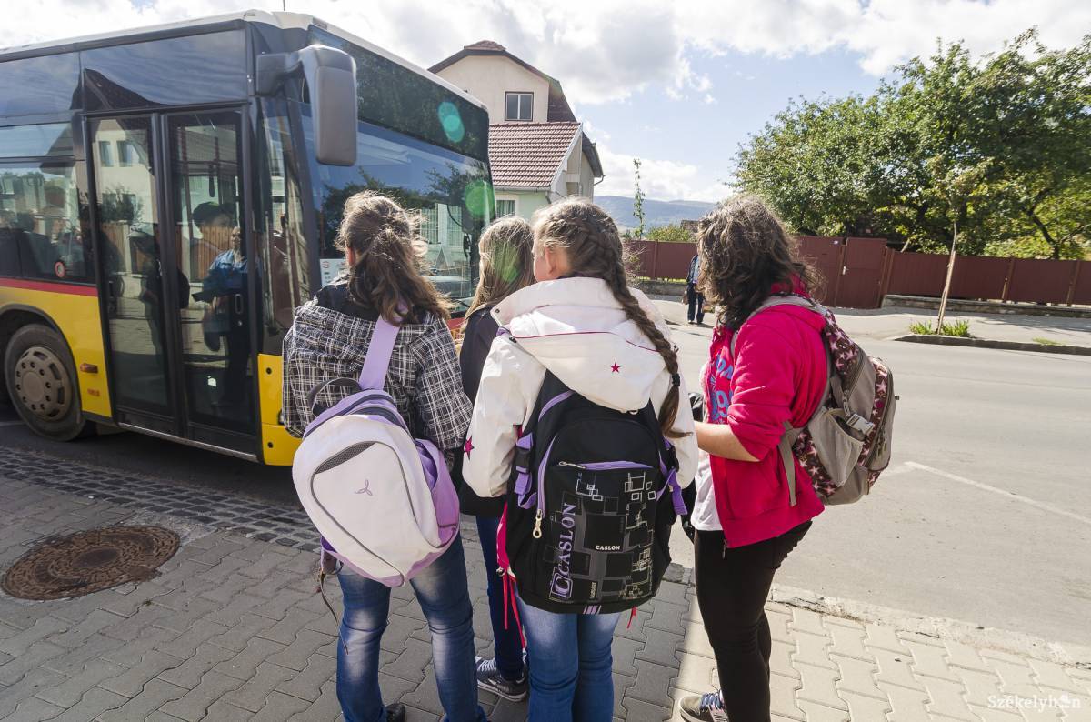 Egy 15 kilométerre ingázó iskolás eddig 66 lejt kaphatott, ezután pedig 132 lejből gazdálkodhat. Képünk illusztráció •  Fotó: Veres Nándor