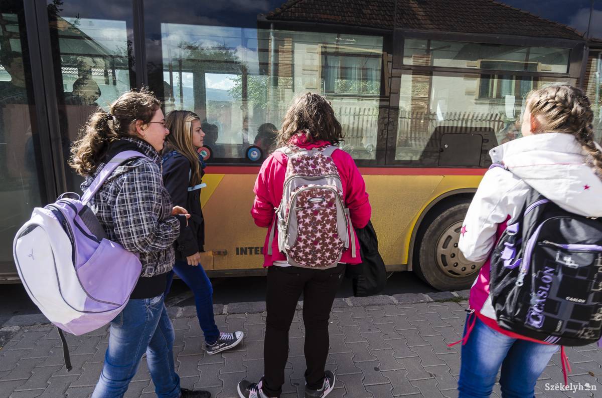 Bár a diákok idáig is kaphattak úgynevezett ingapénzt, az csak a tényleges utazási költségeiket csak kis részben fedezte •  Fotó: Veres Nándor