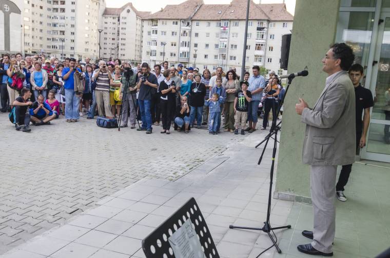 Fejfájásra panaszkodik a „szekus”