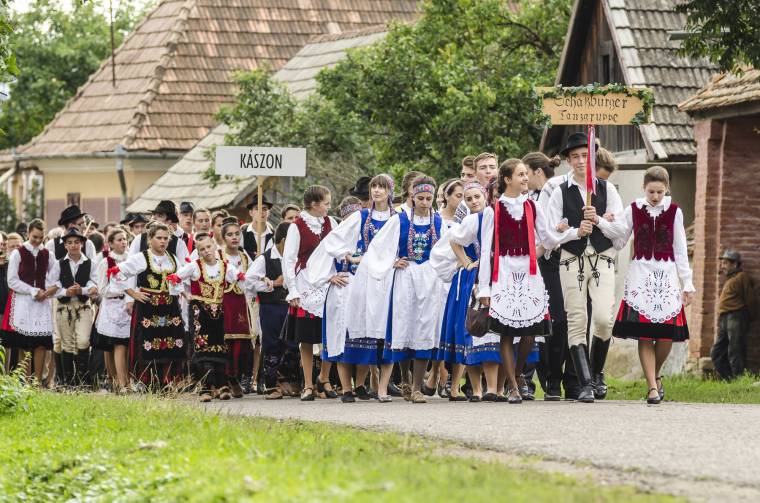 Néptáncosok kavalkádja