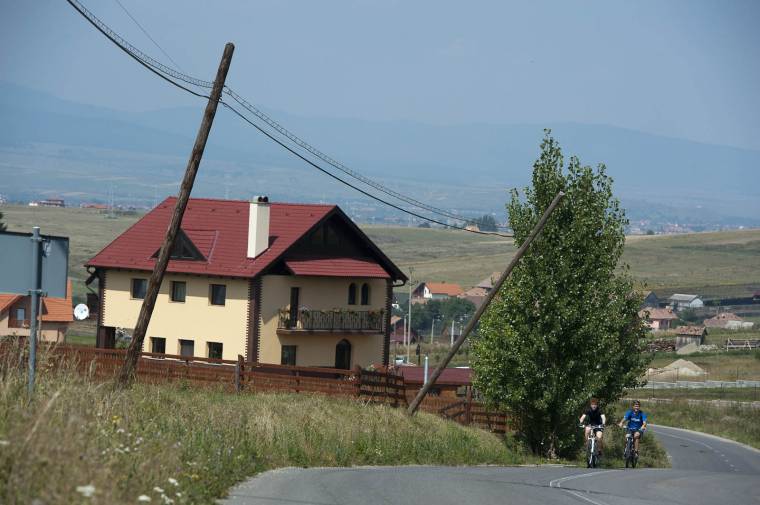 Faoszlopok kidőlőfélben