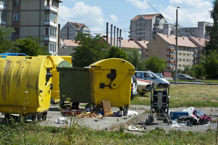 Szabadon maradt, és szétszóródik a szemét