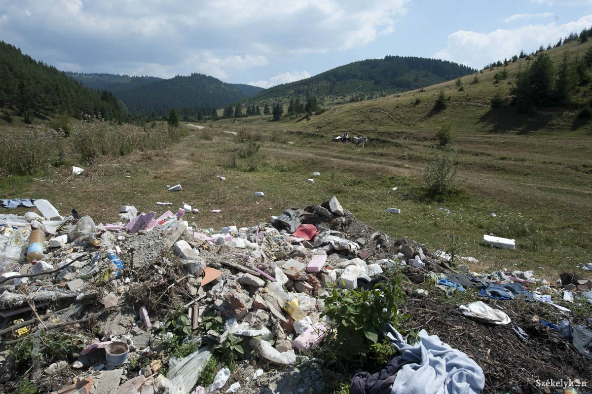 Építkezési hulladék a természetben. Kezelni kell, és ennek meg is van a felelőse •  Fotó: Kristó Róbert