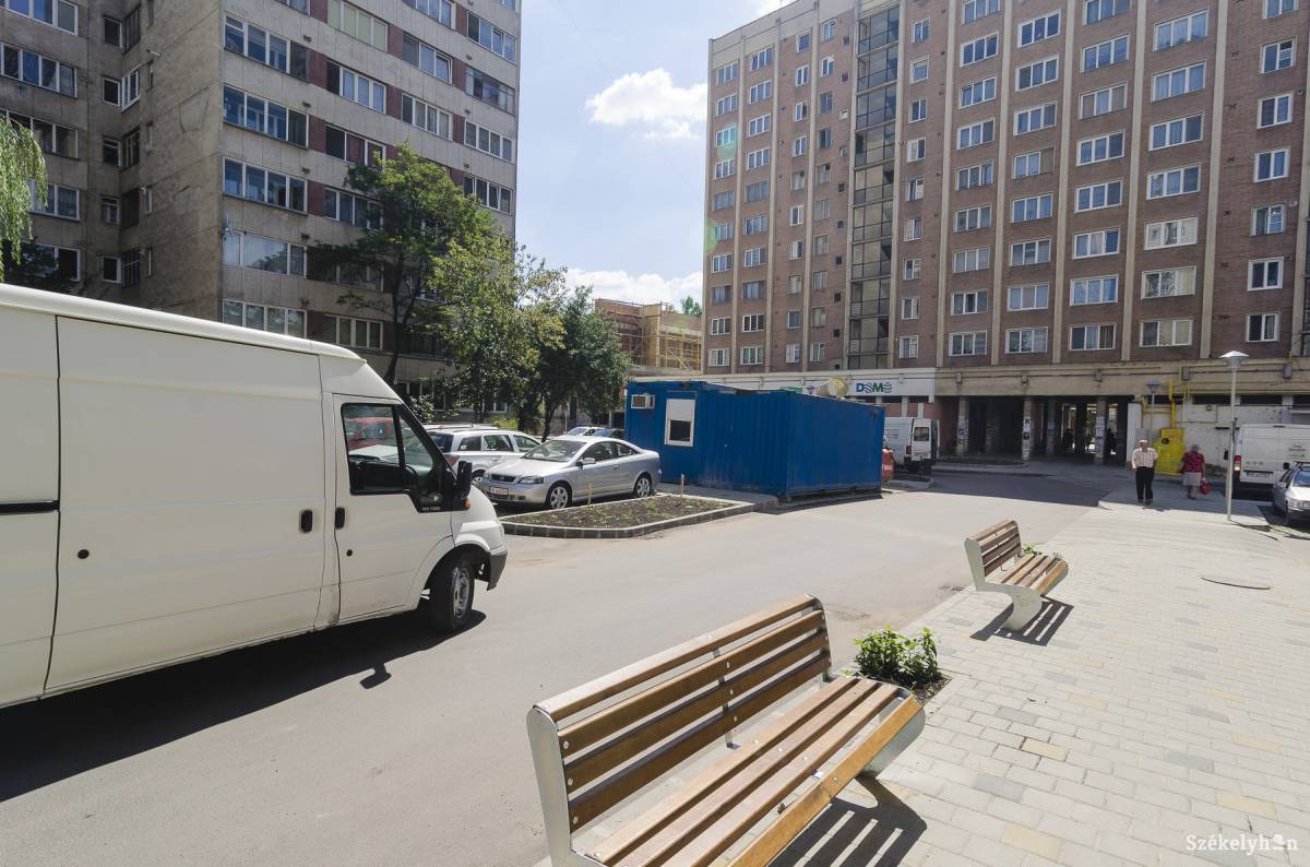 A Penge-tömbház mögötti tér. Találkozások, hangoskodás helyszíne •  Fotó: Veres Nándor