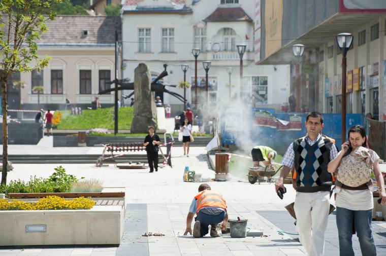 Rejtett aknafedők a tereken