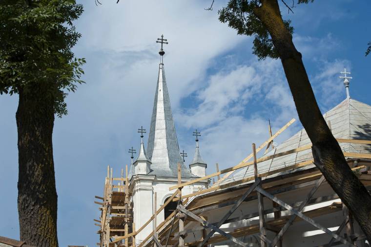 Újra dolgoznak a csíkszentmártoni templomnál