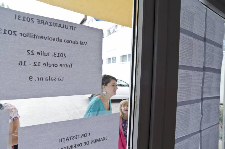 A pályázók fele ment át a véglegesítő vizsgán