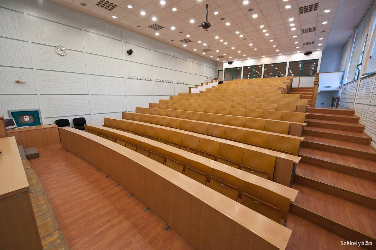 Csütörtökönként 18 órára várják az érdeklődőket az egyetem nagy előadótermébe • Fotó: Kristó Róbert
