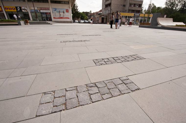 Folyamatos a térkőcsere