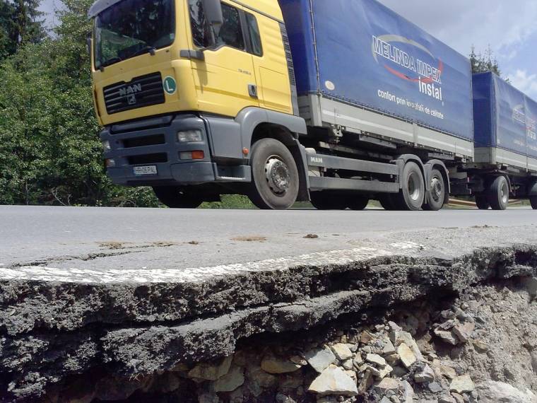 Súlyosbodó problémák a megyén áthaladó országúton