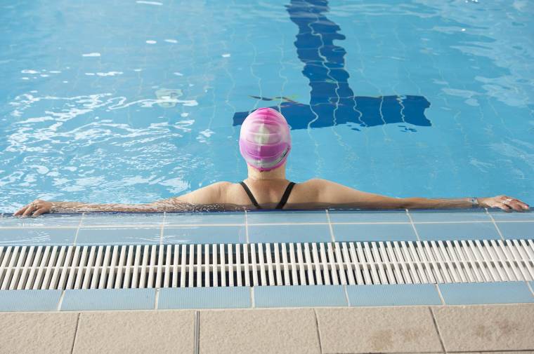 Kavarják a vizet a sepsiszentgyörgyi uszodánál