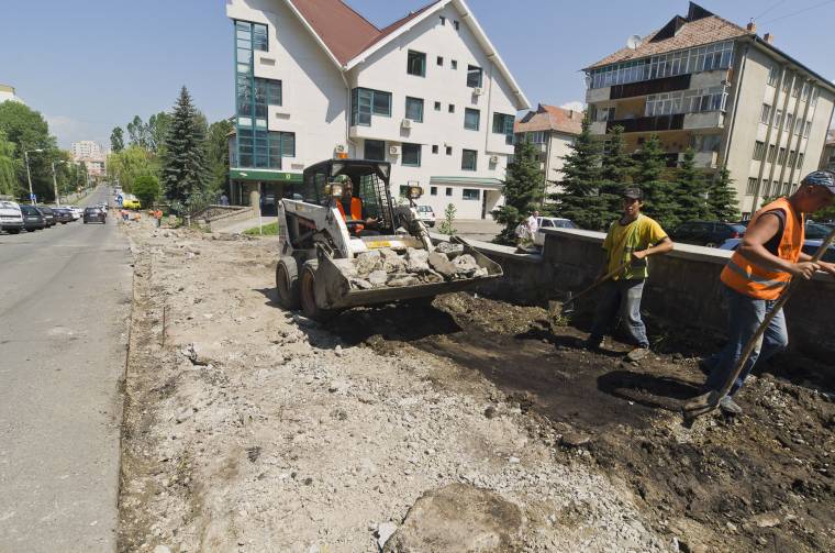 Járdákat, utakat javítanak Csíkszeredában