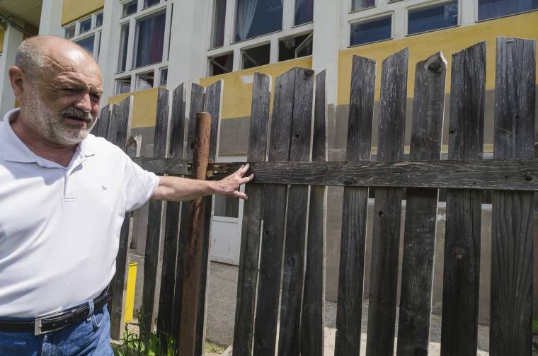 Folyamatos feszültség iskola és szomszédja között