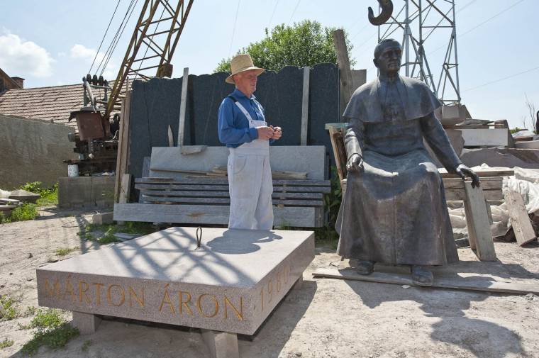 Leülni Márton Áron mellé