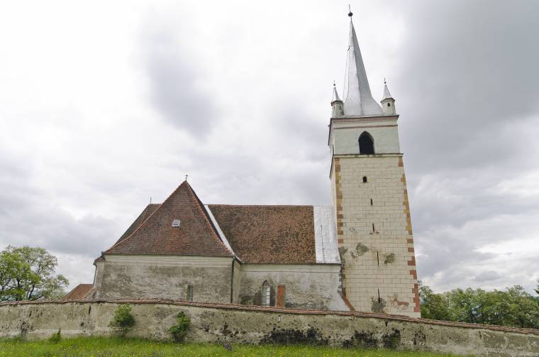 Mállik a vakolat a csíkrákosi templomtoronyról