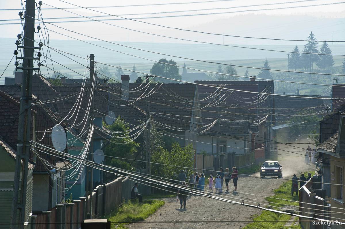 Légvezetékek Csíkmadarason. Az aszfaltozással egyszerre a földbe helyezik. Archív •  Fotó: Kristó Róbert