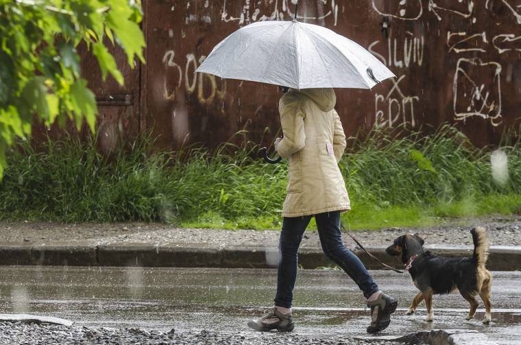 Még nem lehet elpakolni az esernyőt, a hegyekben pedig havazhat is
